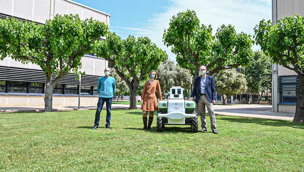 Andrés Cuenca, Verónica Saiz y Francisco Rovira, del Laboratorio de Robótica Agrícola de la UPV