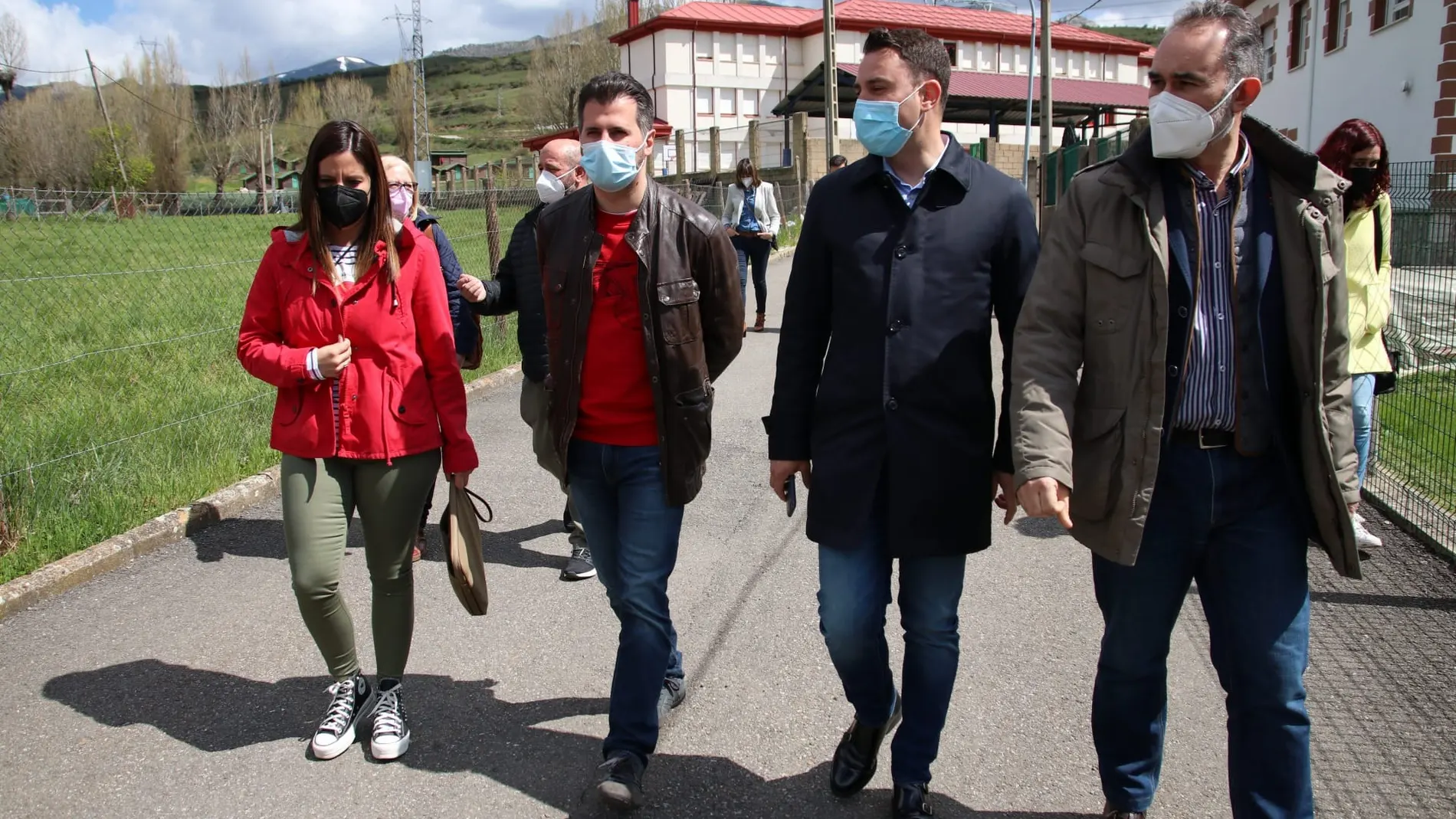 El secretario regional del PSOE, Luis Tudanca, durante su visita a la localidad leonesa de Villamanín, junto a Alfonso Cendón, entre otros