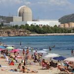 Vista desde la playa de la Almadraba de la central nuclear de Vandellós (Tarragona)