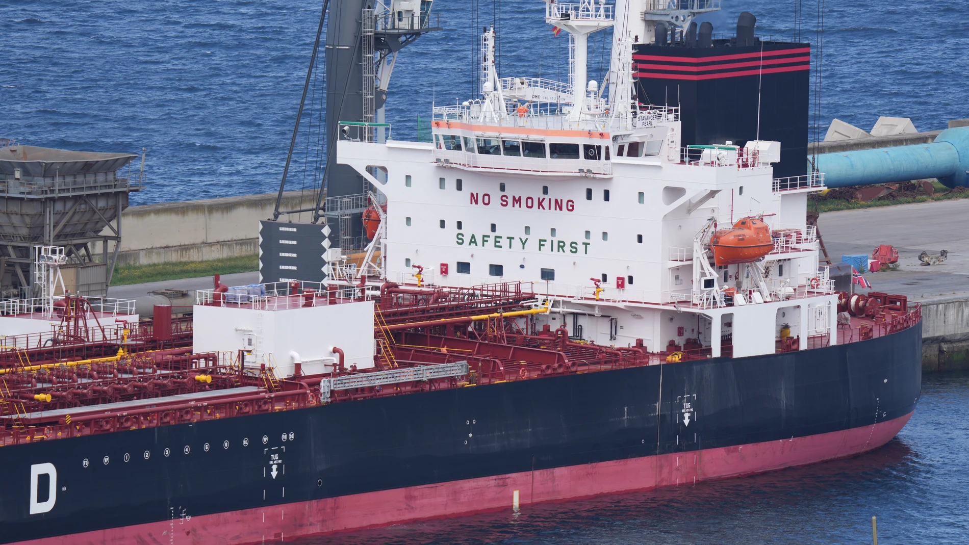 El buque 'Stavanger Pearl', de bandera noruega, permanece confinado en el Puerto Bilbao