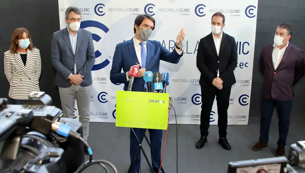 El consejero Suárez-Quiñones atiende a la prensa tras visitar la empresa Imatec en Leónj