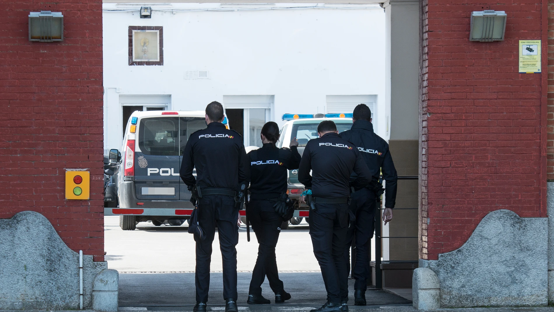 Agentes de Policía Nacional entran a la Comandancia de la Guardia Civil de Girona para recibir la vacuna de Moderna contra el Covid-19.