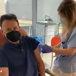 Matías Prats en el momento de vacunarse