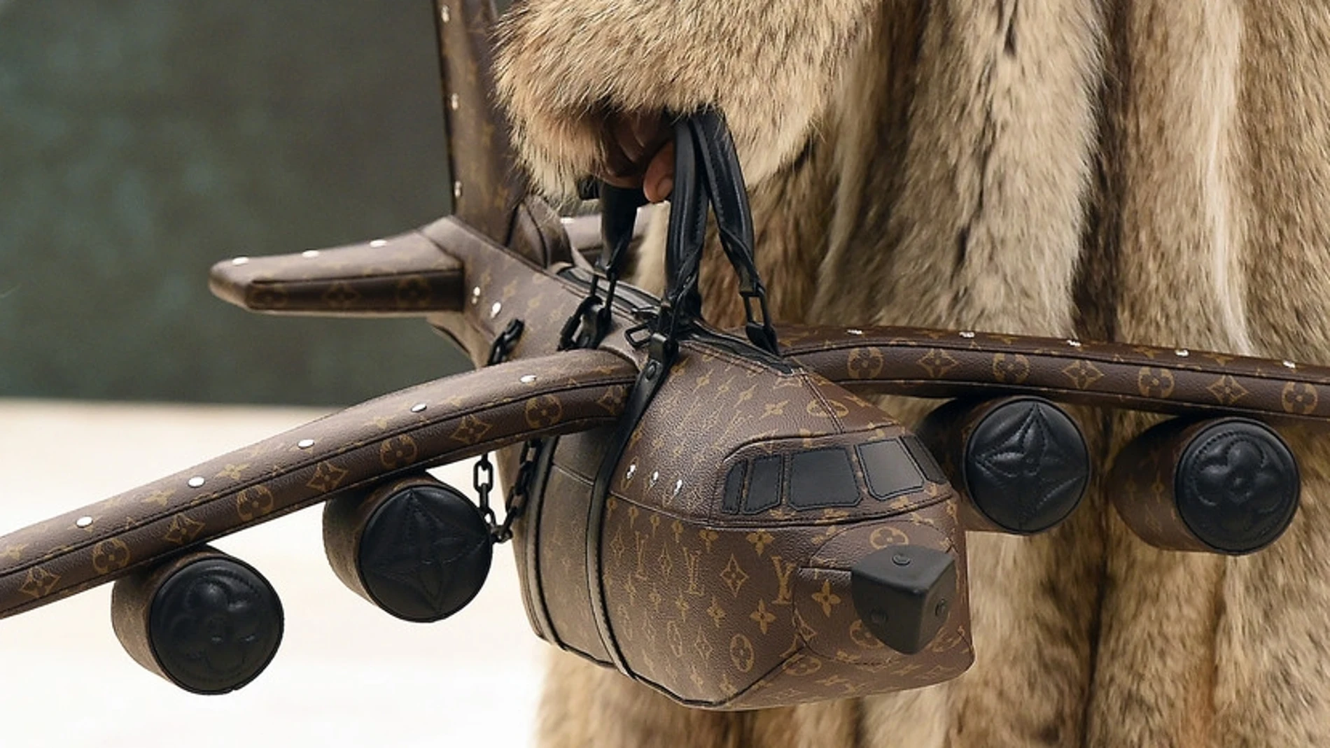 El nuevo bolso de Louis Vuitton tiene forma de avión y vale más de