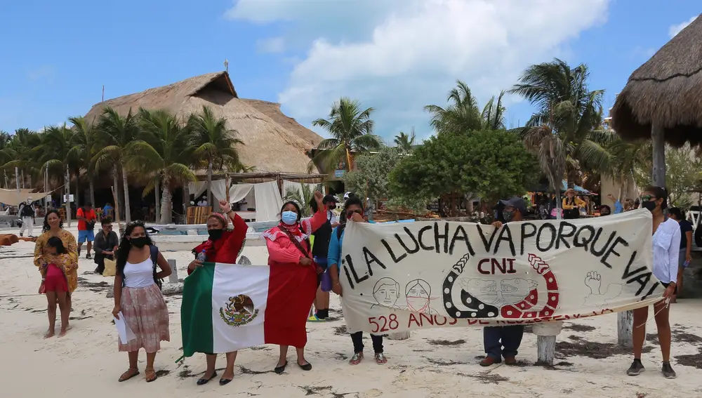 Mujeres que integran el Ejercito Zapatista de Liberación Nacional (EZLN) se despiden hoy de sus compañeros viajeros