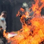 Tradicional ceremonia de cremación a un hombre fallecido por coronavirus en India