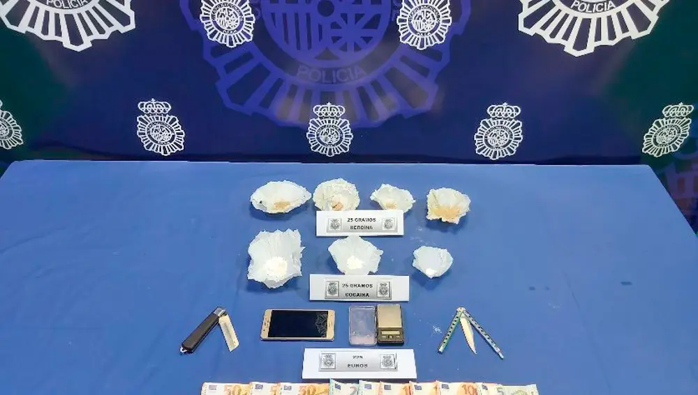Material incautado por la Policía Nacional, en el marco de la Operación Altillo, a una persona detenida que se dedicaba presuntamente a la venta de drogas en el Barrio de las Delicias