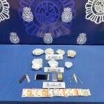 Material incautado por la Policía Nacional, en el marco de la Operación Altillo, a una persona detenida que se dedicaba presuntamente a la venta de drogas en el Barrio de las Delicias
