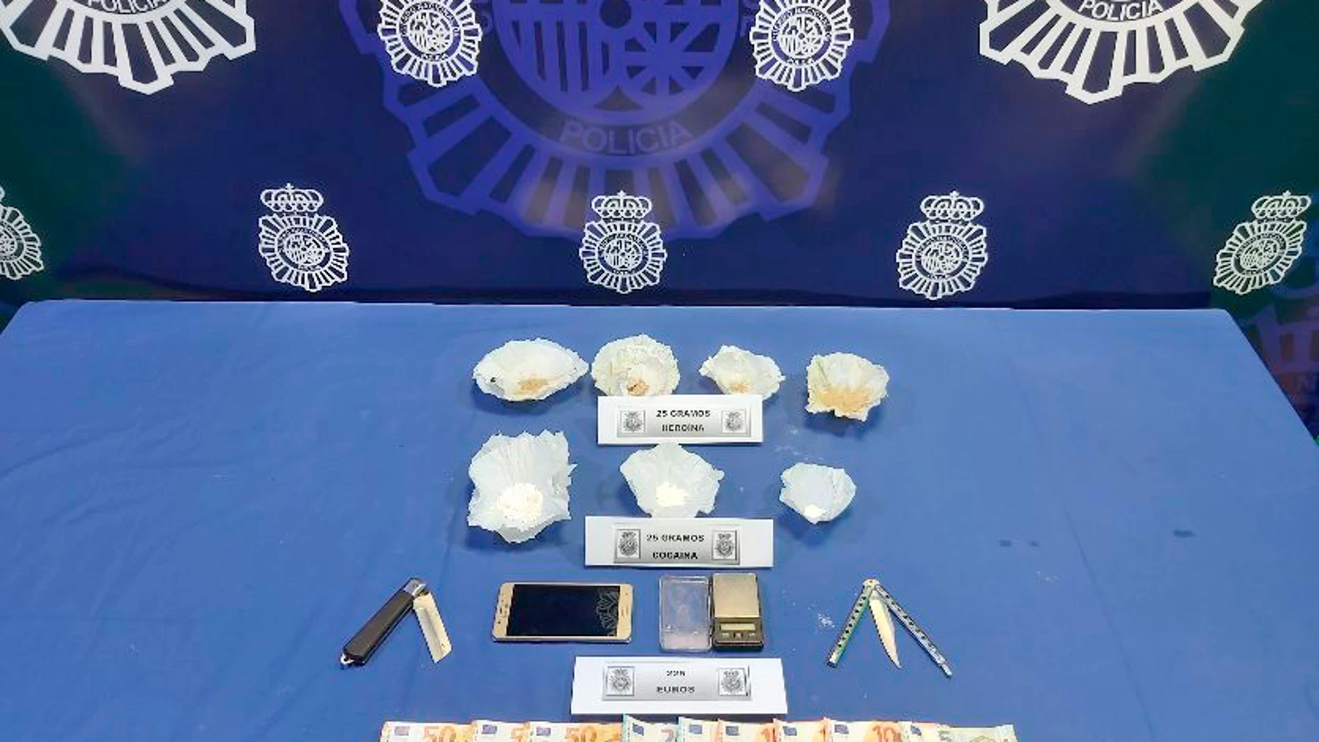 Material incautado por la Policía Nacional, en el marco de la Operación Altillo, a una persona detenida que se dedicaba presuntamente a la venta de drogas en el Barrio de las Delicias