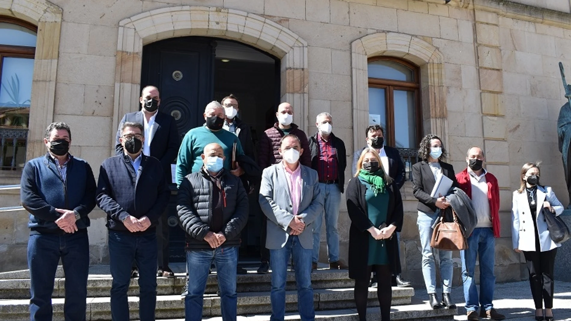 El presidente de la Diputación de Soria, Benito Serrano, junto con los alcaldes de los municipios beneficiados