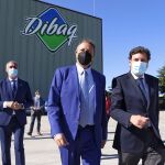 De I a D : el delegado territorial, José Mazarías; el presidente ejecutivo de Dibaq, Carlos Tejedor; y el consejero de Economía y Hacienda, Carlos Fernández Carriedo; a su llegada a las instalaciones de Dibaq