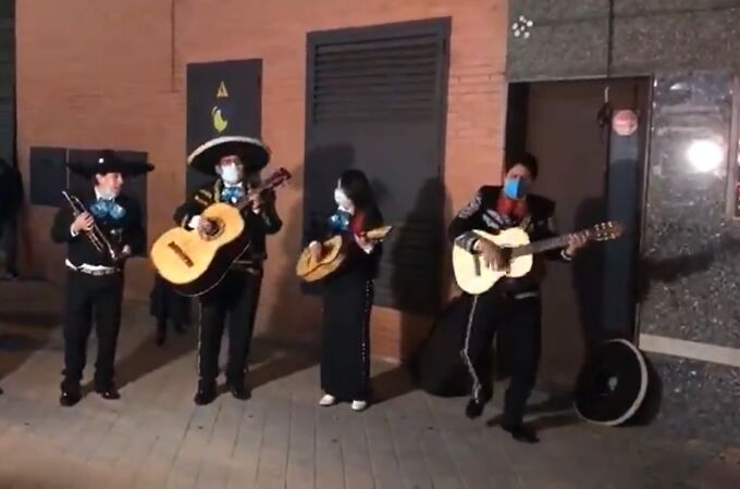Un grupo de mariachis, en los alrededores de la sede de Podemos en Madrid