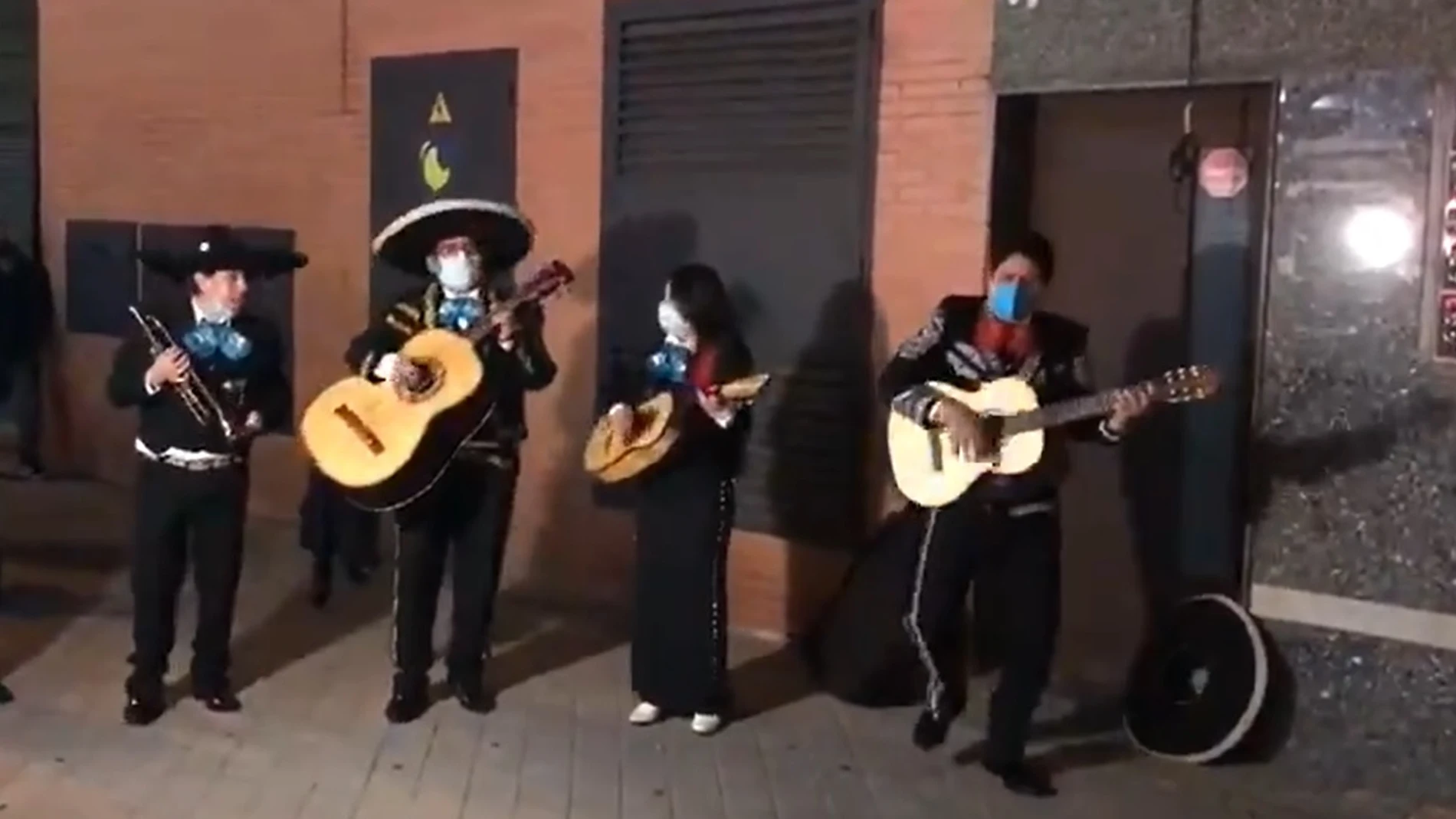 Un grupo de mariachis, en los alrededores de la sede de Podemos en Madrid