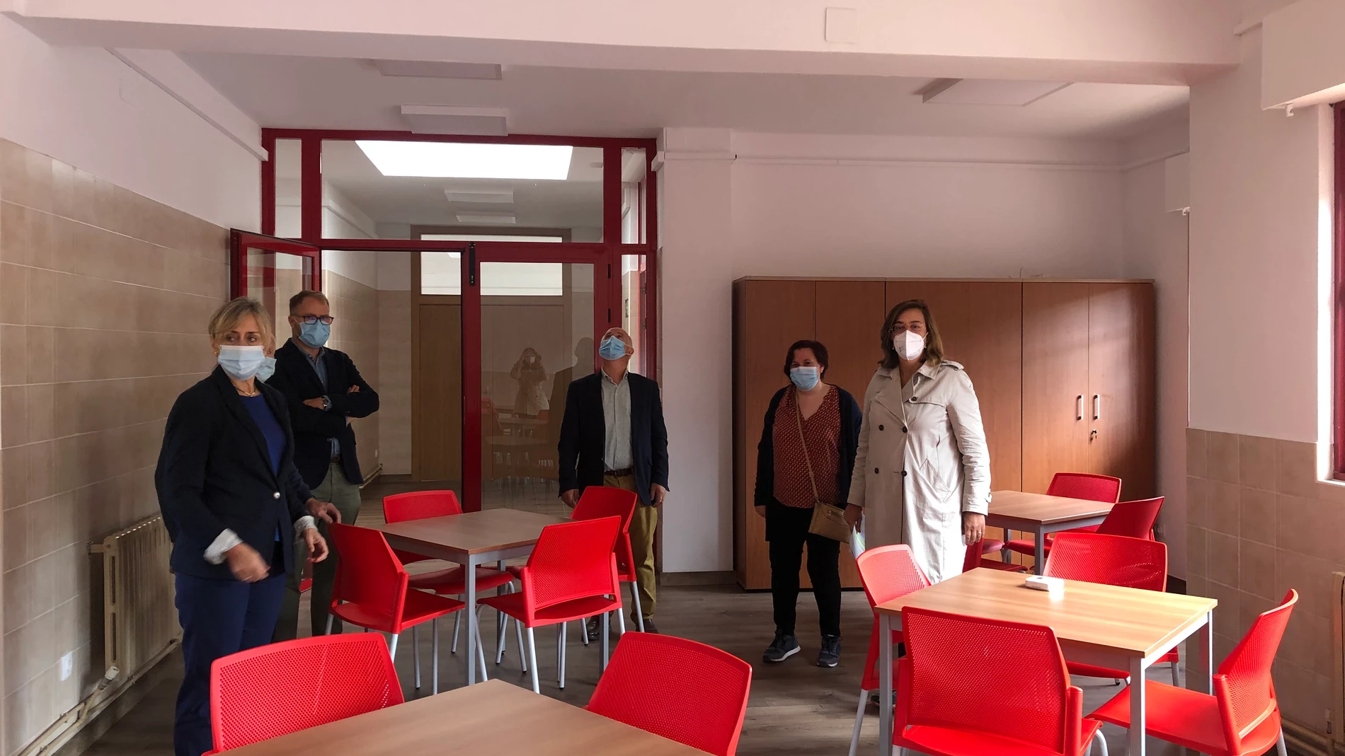 La presidenta de la Diputación de Palencia, Ángeles Armisén, visita el centro cívico de Cobos de Cerrato