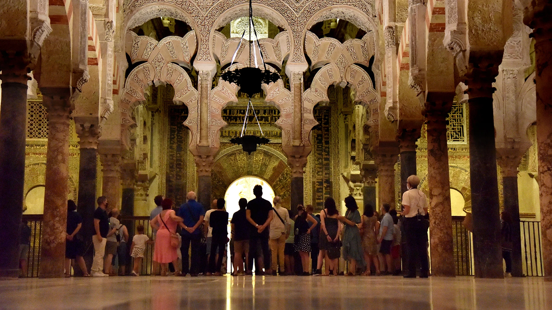Imagen de archivo de una visita turística en la Mezquita-Catedral de Córdoba