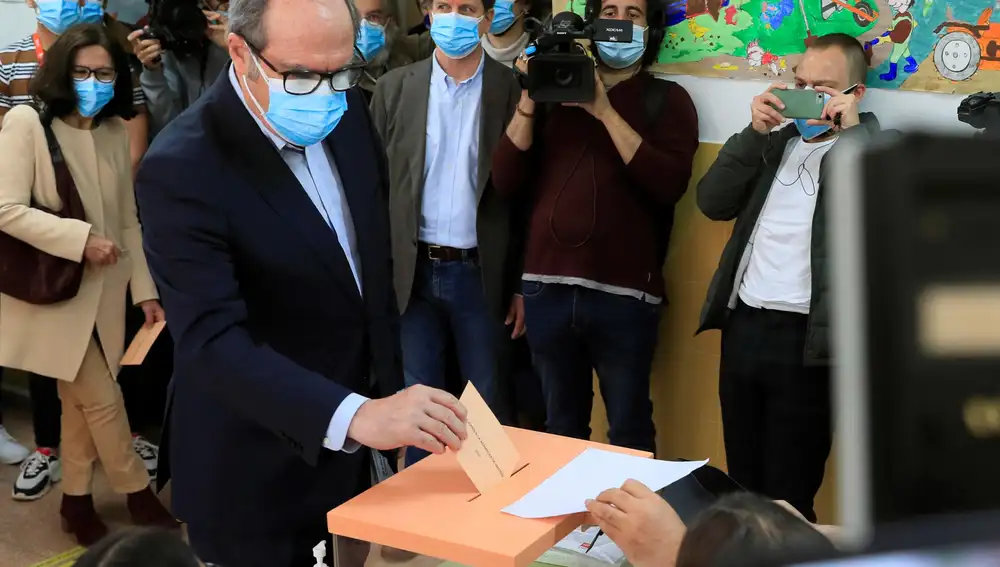 El candidato del PSOE, Ángel Gabilondo, ejerce su derecho al voto en el colegio Joaquín Turina en Madrid. EFE/ Fernando Alvarado
