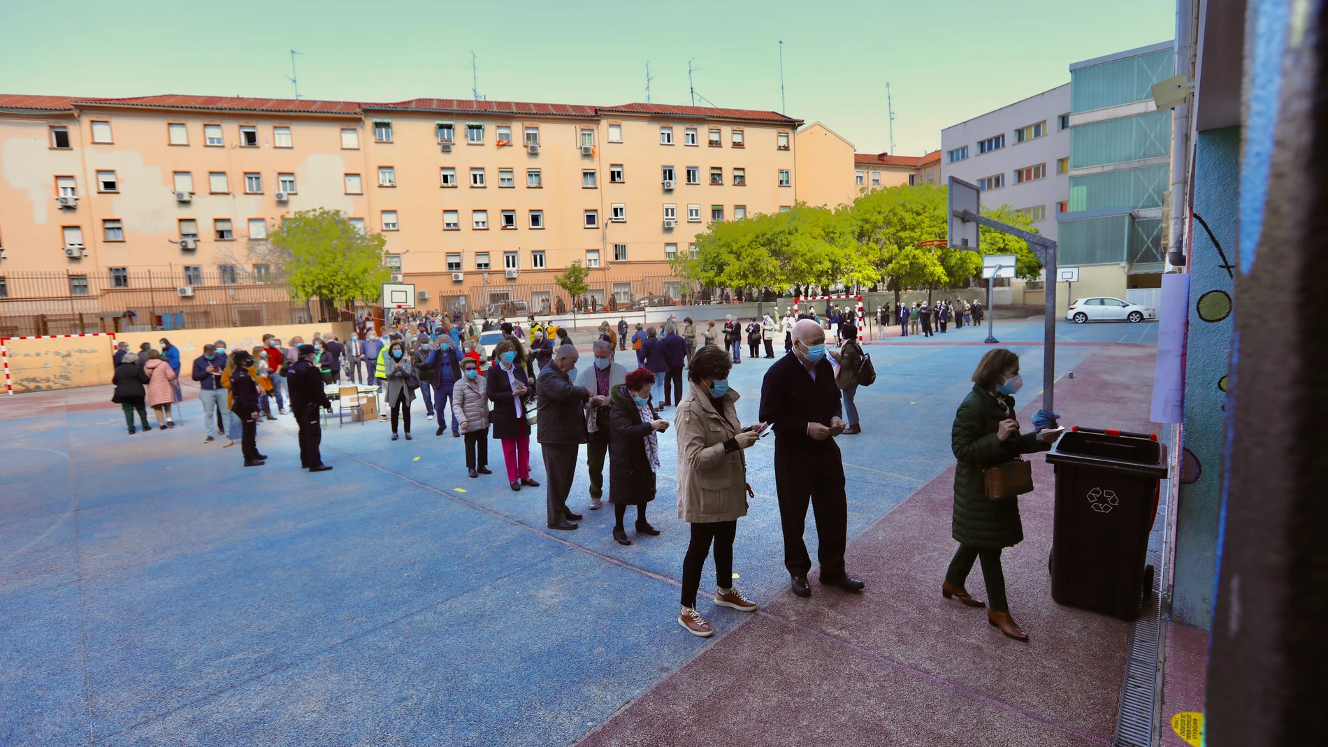 Colas a las puertas de un colegió electoral en Madrid para votar