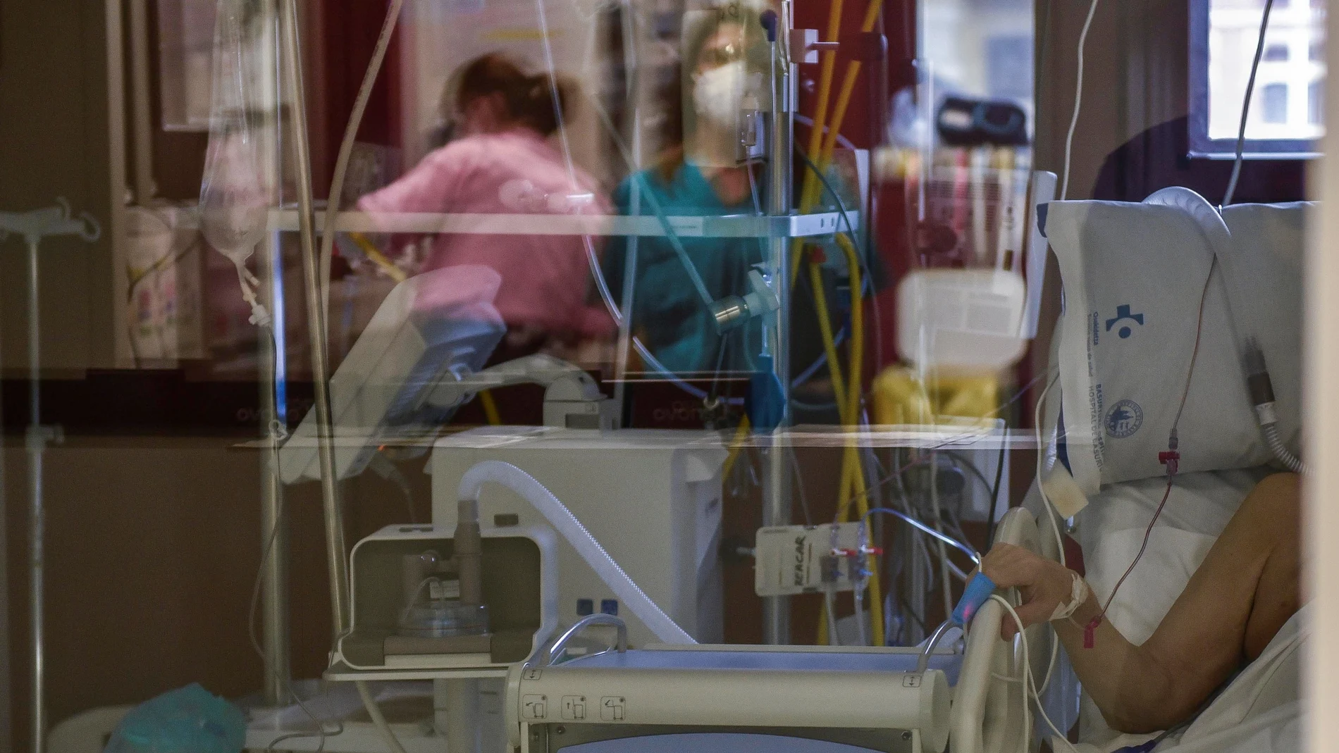 Un paciente enfermo de Coronavirus espera a ser atendido en la UCI del Hospital de Basurto, en Bilbao