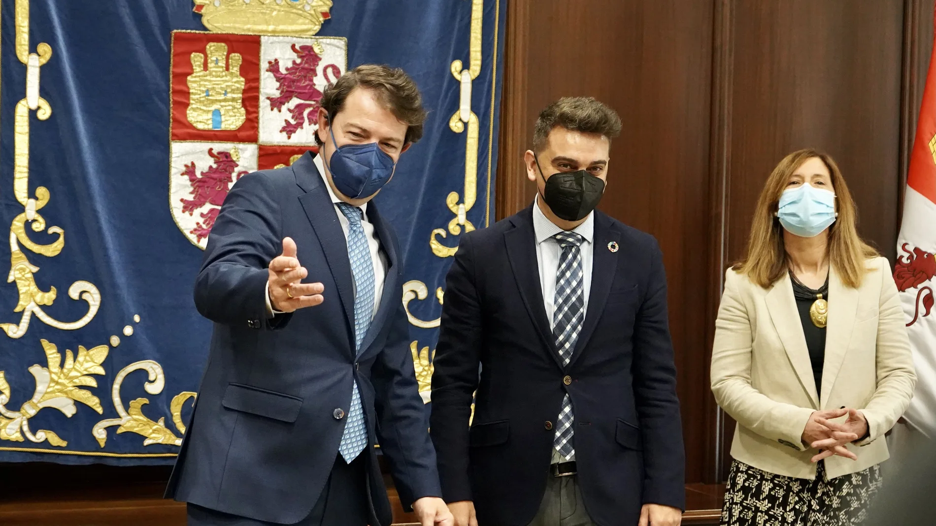 El jefe del Ejecutivo de Castilla y León, Alfonso Fernández Mañueco, junto con el presidente de Vitartis, Pedro Ruiz Aragoneses