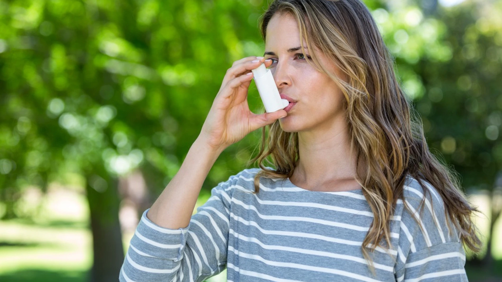 Mujer utiliza un inhalador para el asma | Fuente: Europa Press / H. RUBER INTERNACIONAL