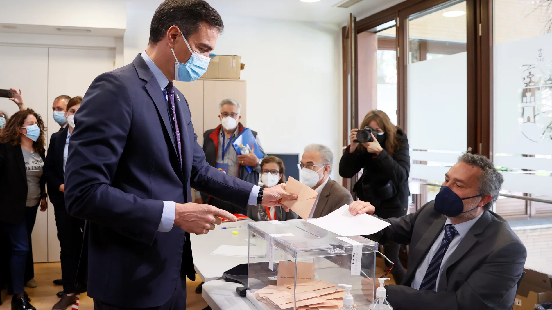 El presidente del Gobierno, Pedro Sánchez, ayer durante la jornada de votación