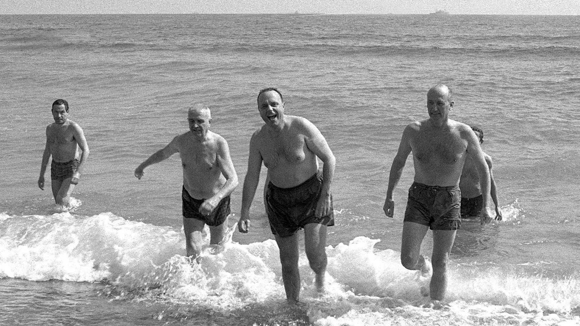 Foto de archivo del 8 de marzo de 1966 del ministro de Información y Turismo, Manuel Fraga (2-d), y el embajador de Estados Unidos en España, Angier Biddle Duke (d), bañándose en la playa de Palomares, en Almería