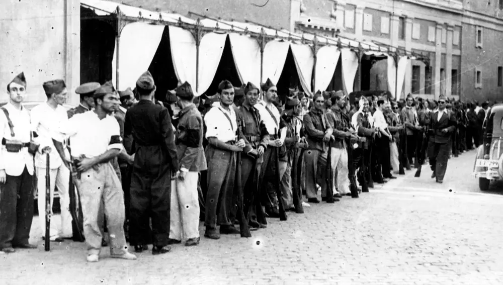 Falangistas ante el cuartel sevillano de Soria, en Sevilla el 20 de julio de 1936