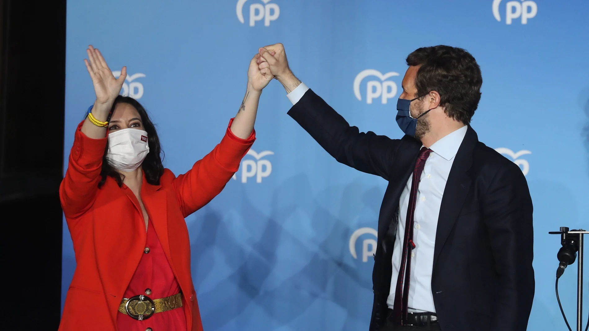 Ayuso y Pablo Casado celebran la victoria en las elecciones