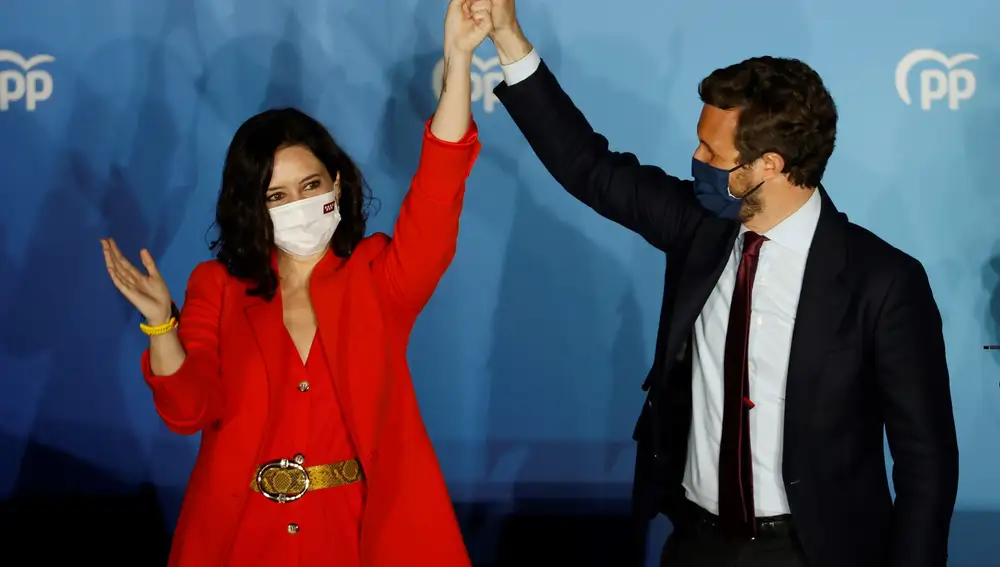 La presidenta de la Comunidad de Madrid y candidata por el Partido Popular a la reelección, Isabel Díaz Ayuso, acompañada por el presidente del partido Pablo Casado
