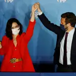  Isabel Díaz Ayuso se viste de ‘rojo Madrid’ tras arrasar en las elecciones con un look de lo más en tendencia