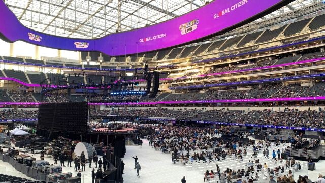 Miles de personas asisten al concierto "Vax Live", el primer gran evento musical celebrado en EE.UU. desde el inicio de la pandemia, este domingo en el SoFi Stadium de Inglewood, en el condado de Los Ángeles, California