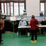 Una mujer acude a votar en las elecciones autonómicas de Madrid