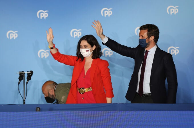La presidenta de la Comunidad de Madrid y candidata a la reelección por el PP, Isabel Díaz Ayuso; y el líder del PP, Pablo Casado