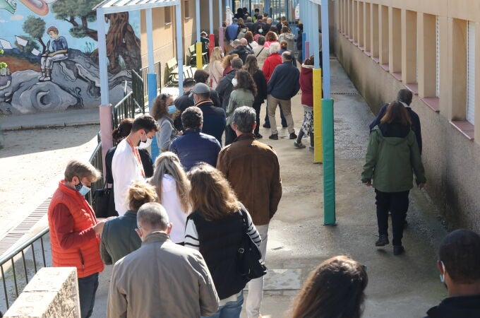 Decenas de personas hacen cola para votar en el Colegio Público La Navata, a 4 de mayo de 2021, en Madrid (España).