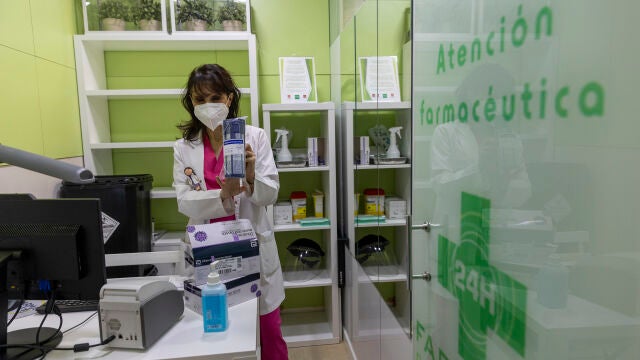 Una farmacia recibe los primeros test de antígenos para detectar la Covid