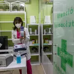 Una farmacia recibe los primeros test de antígenos para detectar la Covid