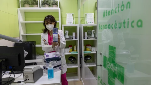 Una farmacia recibe los primeros test de antígenos para detectar la Covid