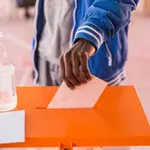 Un hombre ejerce su derecho a voto