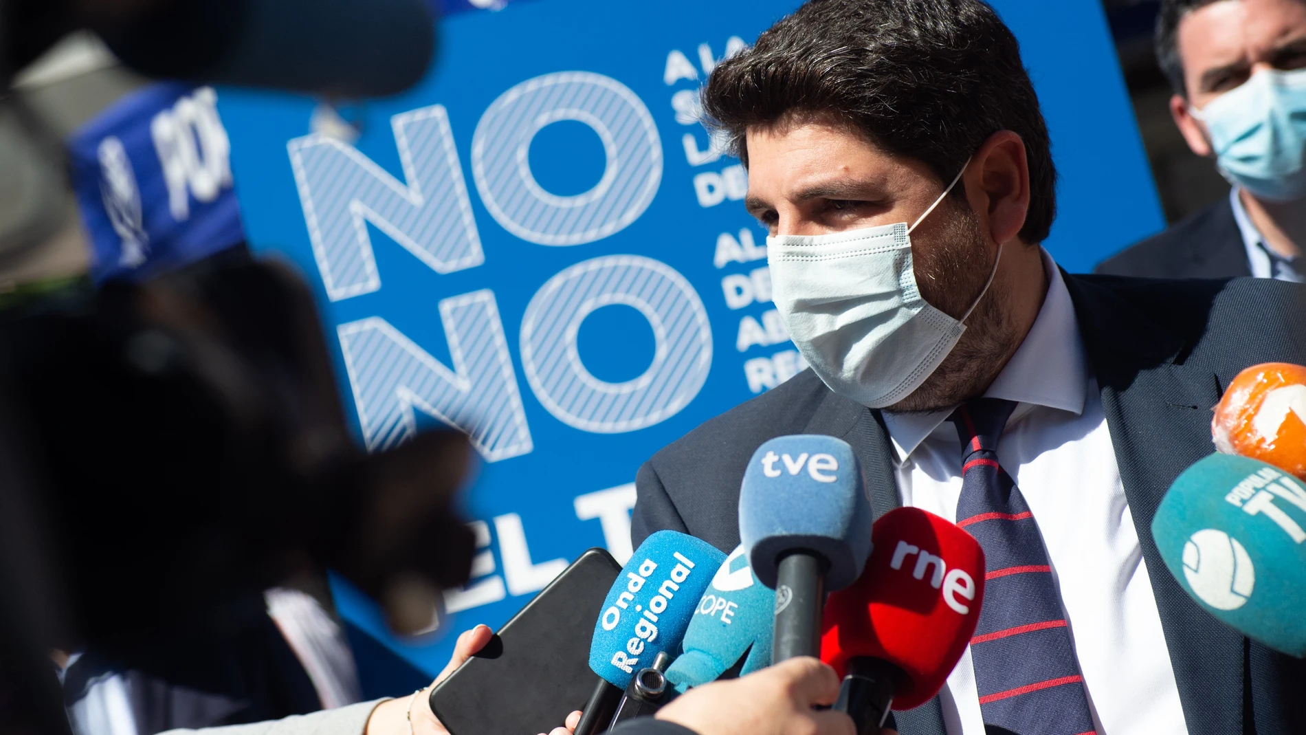 El presidente Fernando López Miras atiende a los medios de comunicación