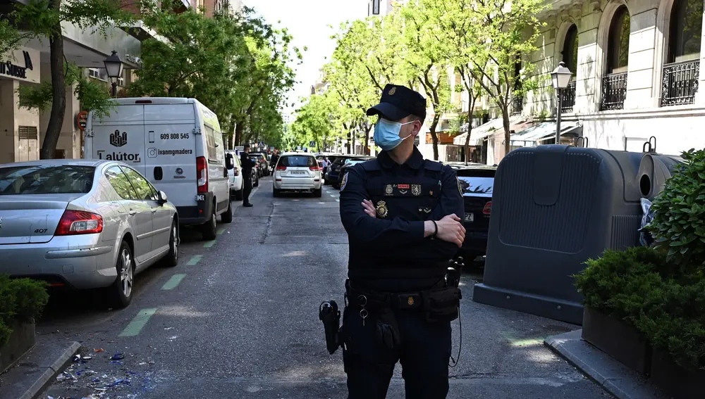 de la Policía Nacional en la calle Ayala de Madrid, tras el robo de una joyería en mayo