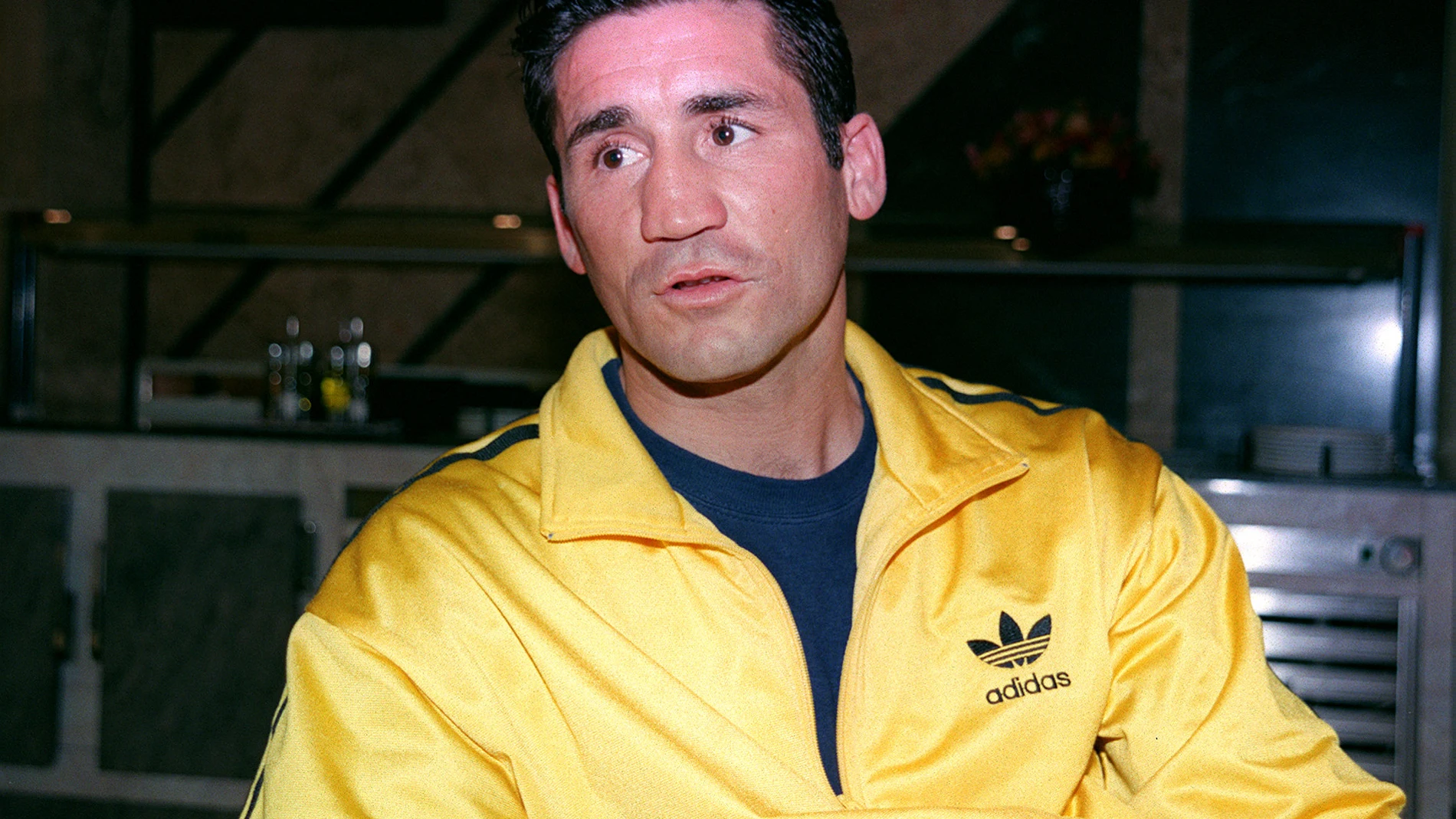 Fotografía de archivo fechada el 3 de mayo de 1999 que muestra al púgil Poli Díaz mientras anuncia su vuelta al boxeo durante una rueda de prensa celebrada en Madrid.