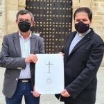 El presidente de la Agrupación de Cofradías de Aguilar, José Cabezas, presenta el boceto de la nueva cruz junto al párroco de Aguilar Pablo Lora
