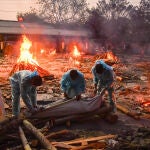 Cremaciones masivas en la calle ante el aumento de muertos por covid