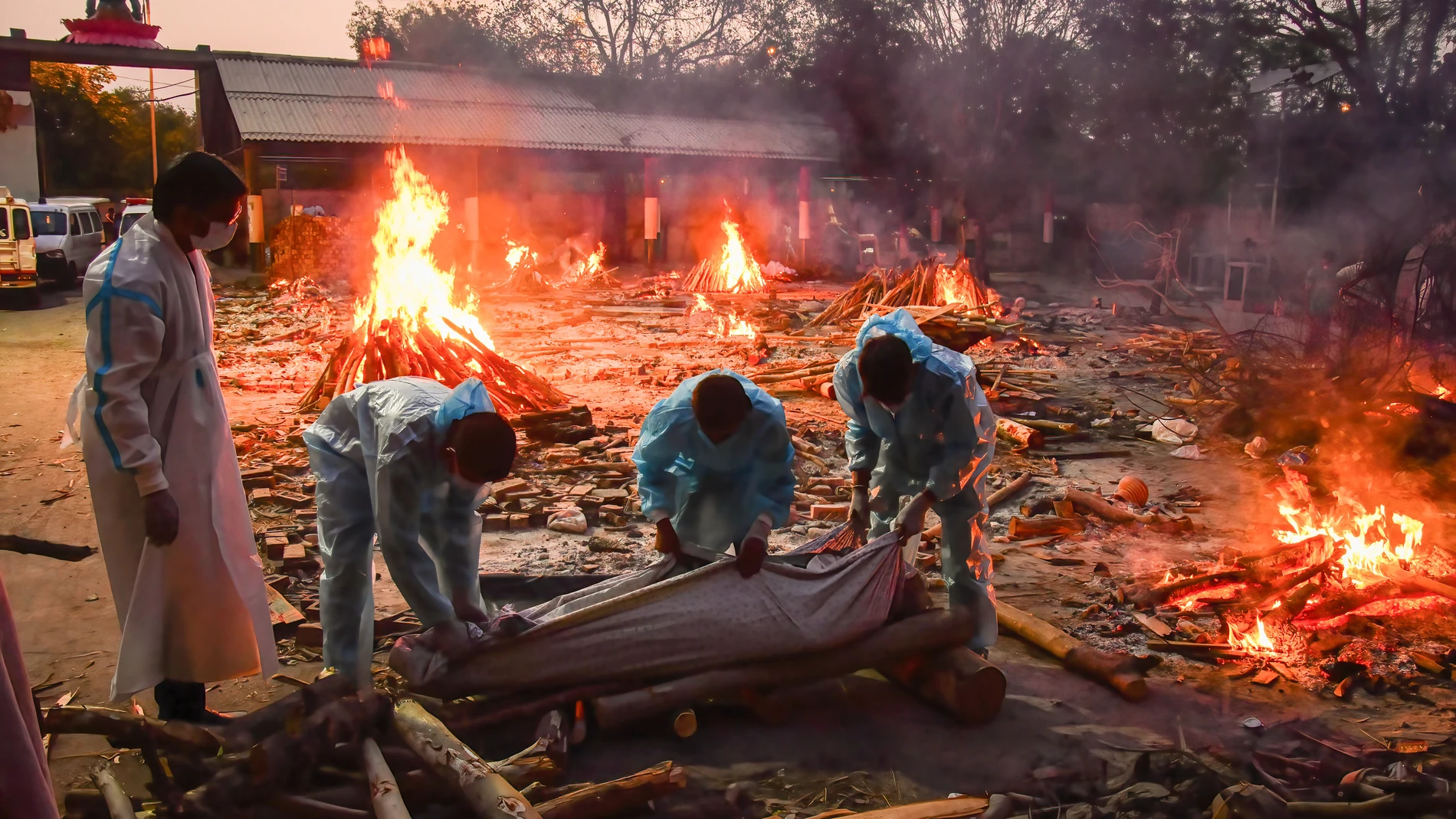 Cremaciones masivas en la calle ante el aumento de muertos por covid