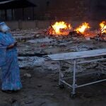 Una mujer llora durante la cremación de su esposo en un crematorio en Nueva Delhi