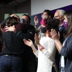El candidato de Unidas Podemos a la presidencia de la Comunidad de Madrid y secretario general de Podemos, Pablo Iglesias, abraza al politólogo y cofundador del partido, Juan Carlos Monedero, a 4 de mayo de 2021, en Madrid