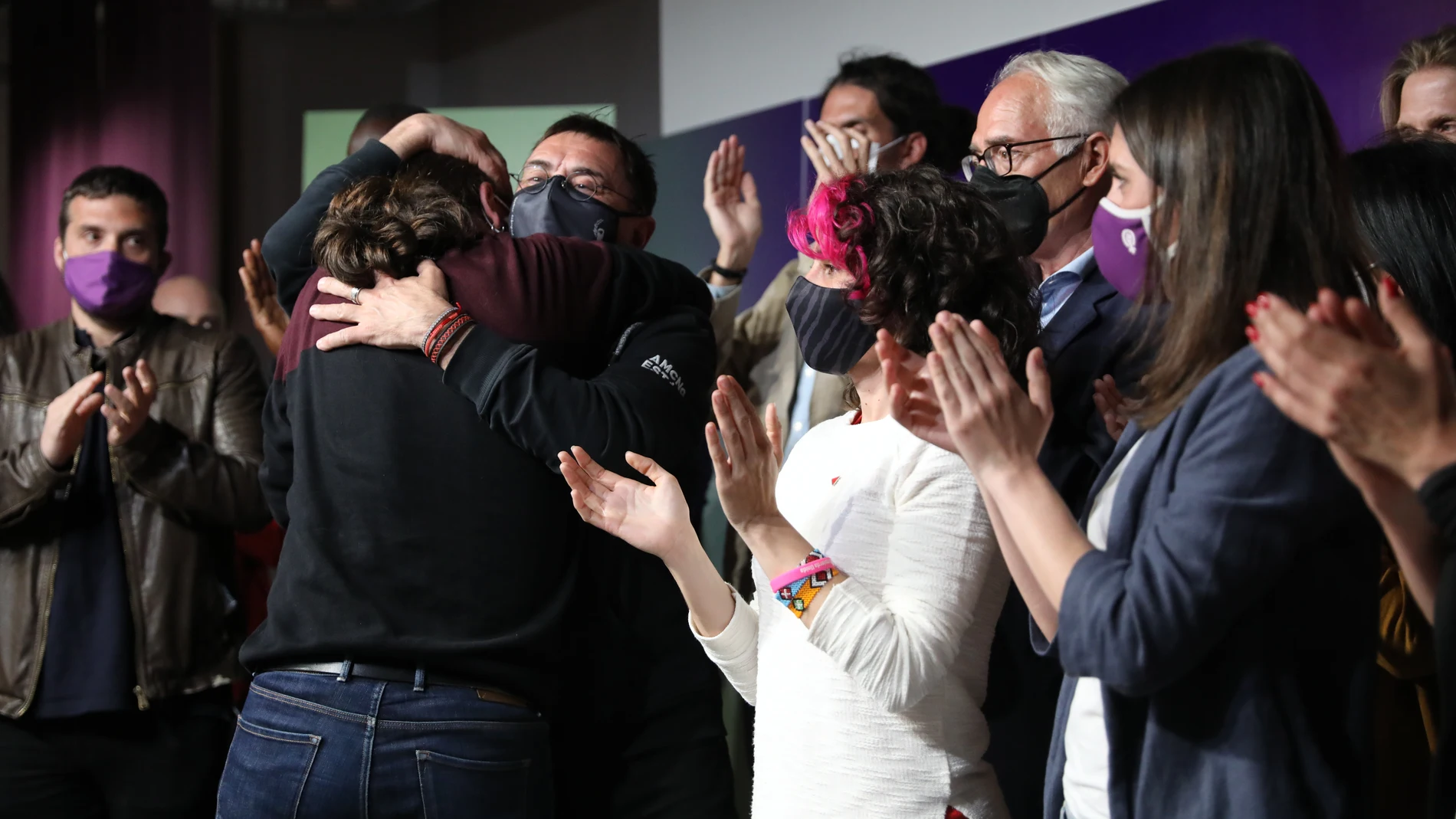 El candidato de Unidas Podemos a la presidencia de la Comunidad de Madrid y secretario general de Podemos, Pablo Iglesias, abraza al politólogo y cofundador del partido, Juan Carlos Monedero, a 4 de mayo de 2021, en Madrid