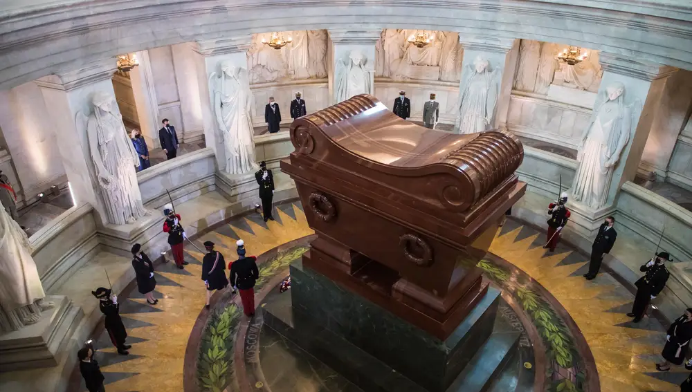 Macron visitó esta semana la tumba de Napoleón en la iglesia de los Inválidos de París