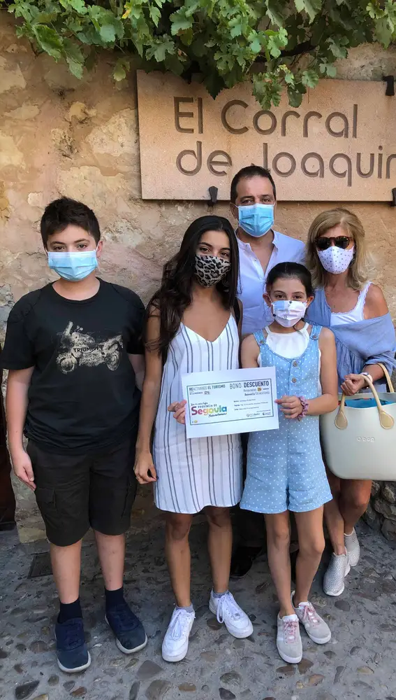 Una familia visita la empresa de turismo de Segovia