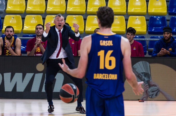 Sarunas Jasikevicius da indicaciones a Gasol durante un partido de la Euroliga